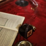⁦سجادة صلاة حمراء سادة⁩ - الصورة ⁦2⁩